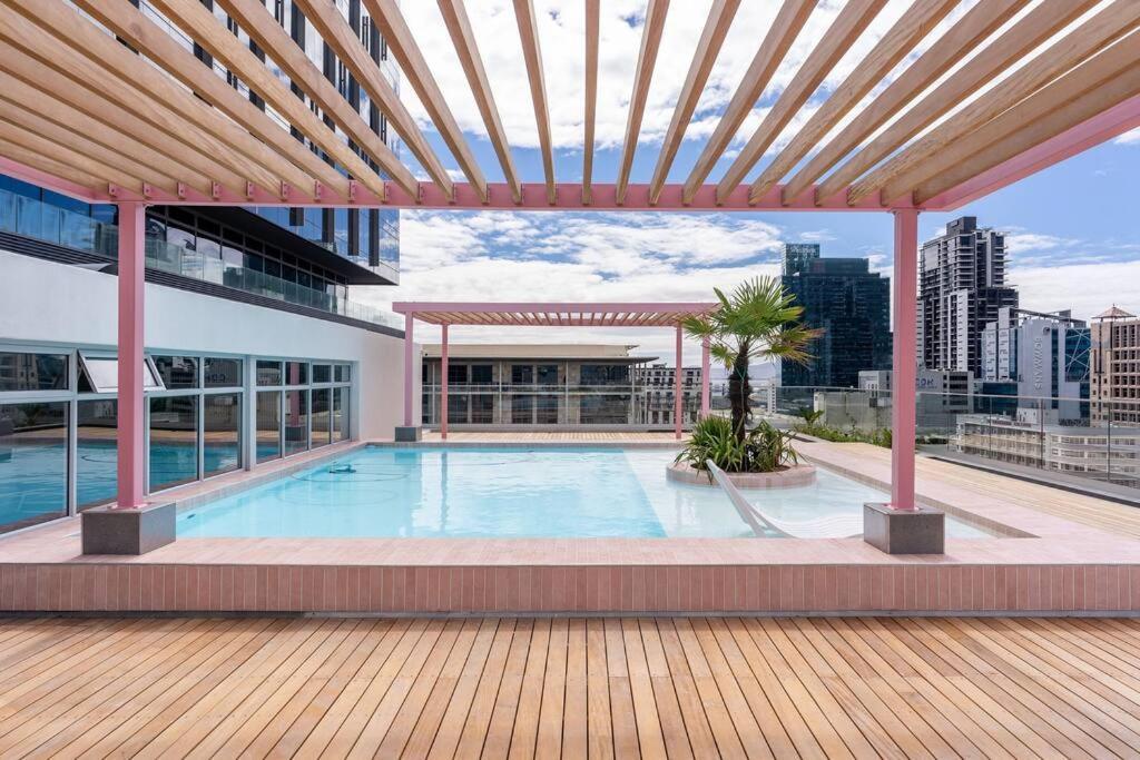 Apartment The Rose 405: Modern Aprt With Rooftop Pool