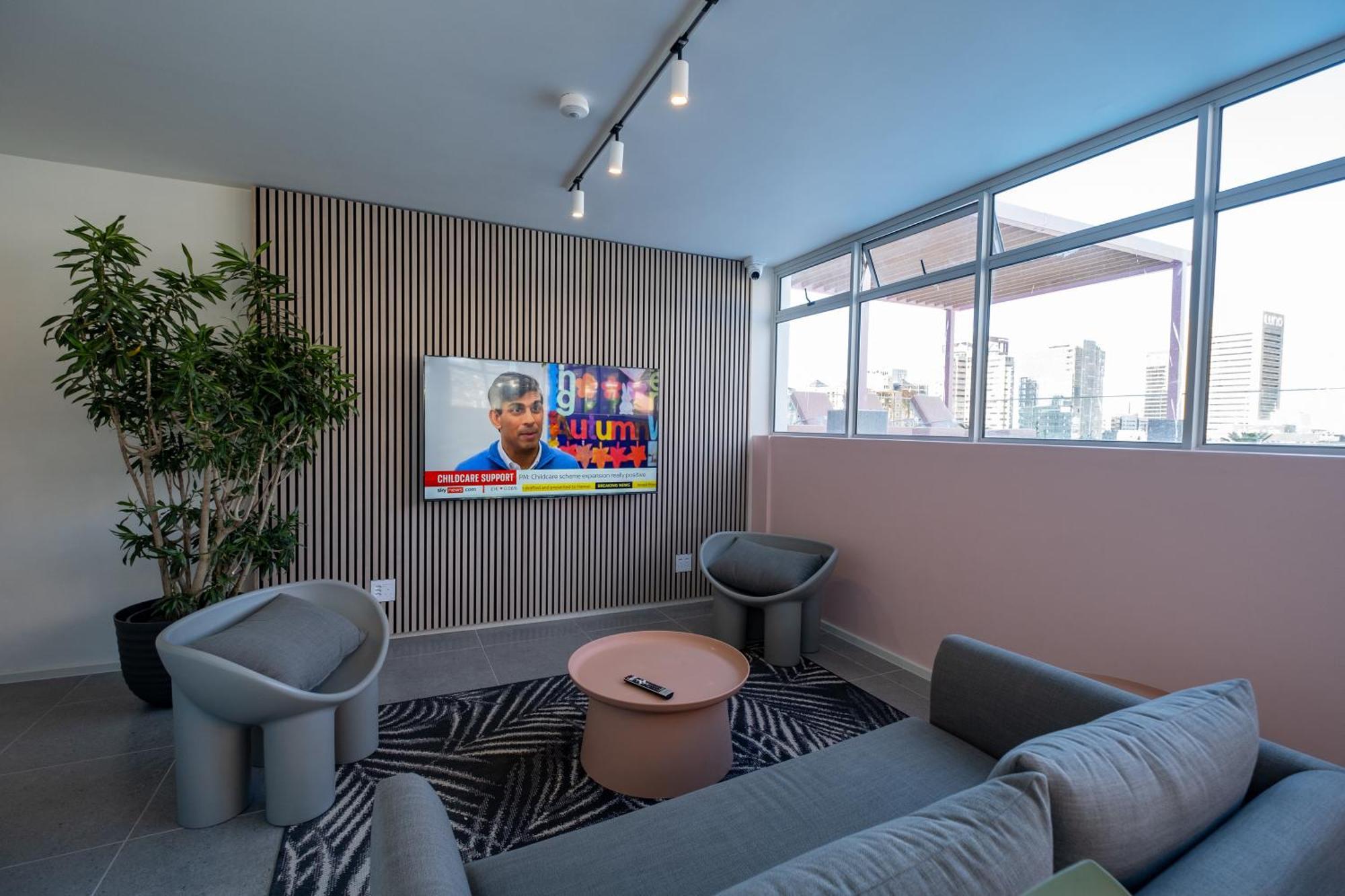 The Rose 405: Modern Aprt With Rooftop Pool