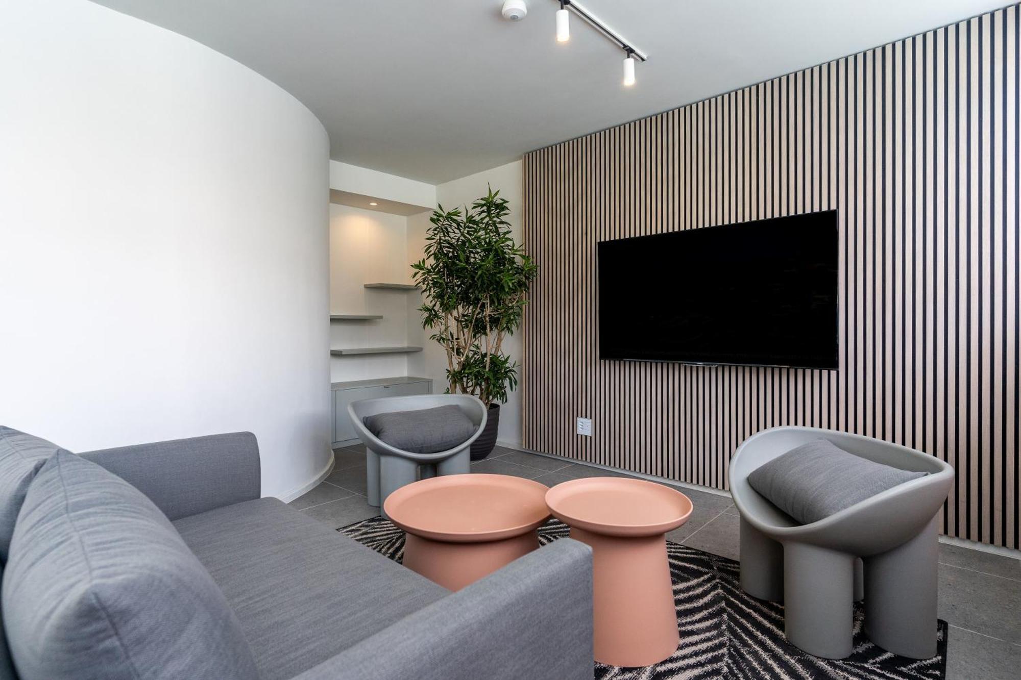The Rose 405: Modern Aprt With Rooftop Pool Apartment